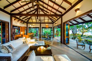 Two-Bedroom Beach Villa | Vue sur la plage/l’océan