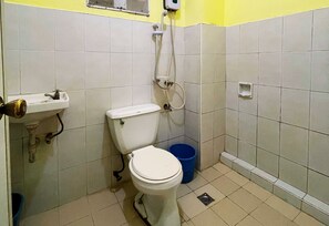 Standard Family Room | Bagno | Doccia, asciugamani, sapone
