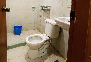 Deluxe Family Room | バスルーム | シャワー、タオル、石鹸