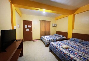 4 人部屋 | 1 室のベッドルーム、セーフティボックス (室内)、デスク、ベッドシーツ