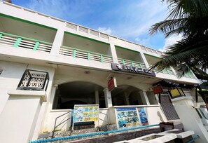Een gebouw met een bord waarop 'White Beach Hotel' staat.
