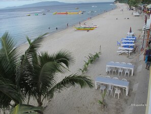 Ubicación a pie de playa y arena blanca
