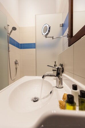 Executive Double Room, Balcony (Edinburgh) | Bathroom sink - Vitusfort (Fuessen)