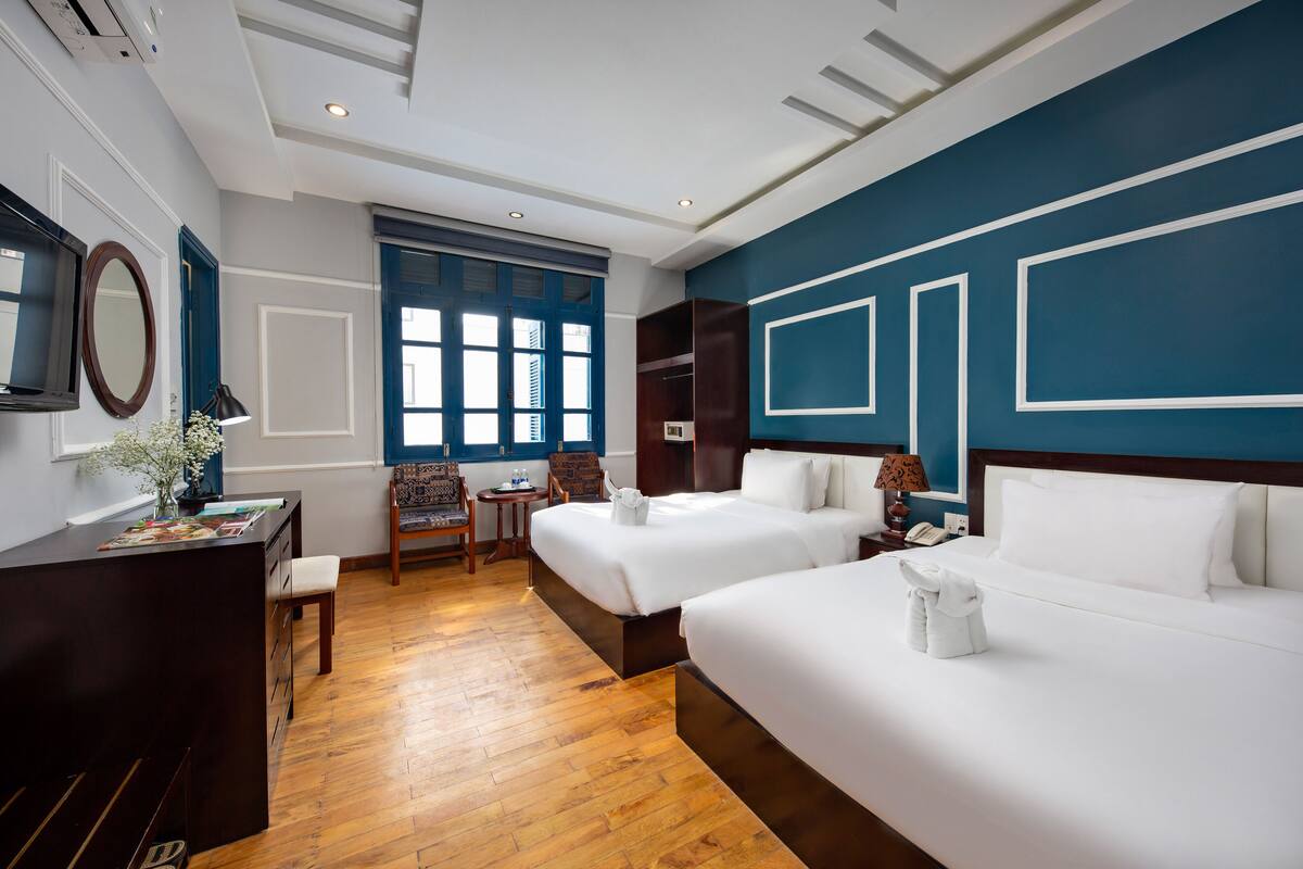 Deluxe Twin Room | Minibar, in-room safe, desk, blackout drapes
