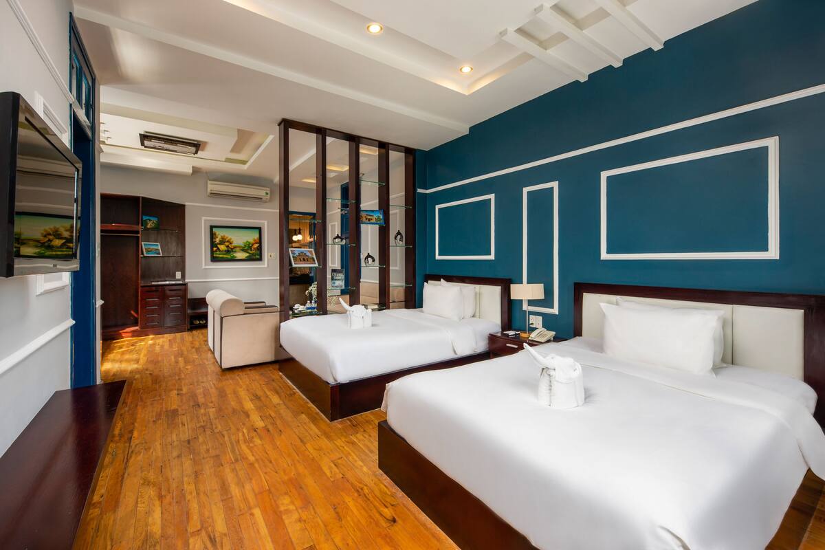 Family Suite | Minibar, in-room safe, desk, blackout drapes
