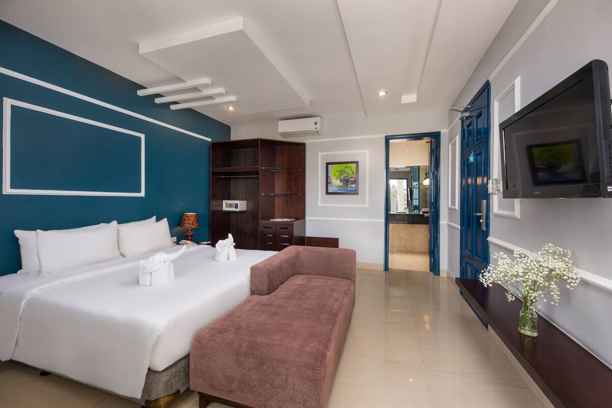 Deluxe Double Room | Minibar, in-room safe, desk, blackout drapes