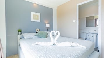 Superior Double Room, Balcony, Side Sea View | Minibar, két bảo mật tại phòng, bàn, màn/rèm cản sáng