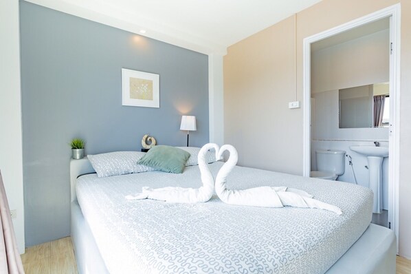 Superior Double Room, Balcony, Side Sea View | Frigobar, cofres nos quartos, escrivaninha, cortinas blackout