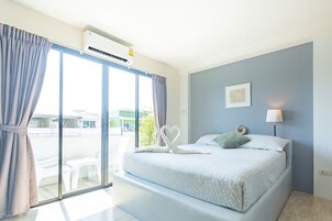 Superior Double Room, Balcony, Side Sea View | 迷你吧、房內夾萬、書桌、遮光窗簾/窗簾