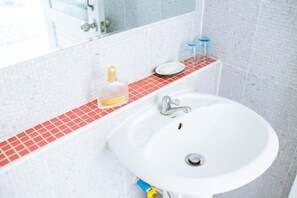 Buồng tắm vòi sen, khăn tắm, xà phòng, giấy vệ sinh 