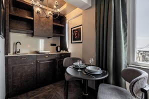 Minibar, desk, laptop workspace, blackout curtains - Sayeban Hotel Istanbul (Istanbul)