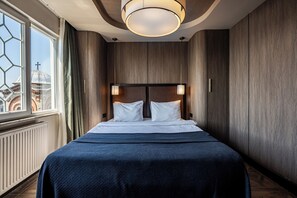Minibar, desk, laptop workspace, blackout curtains - Sayeban Hotel Istanbul (Istanbul)