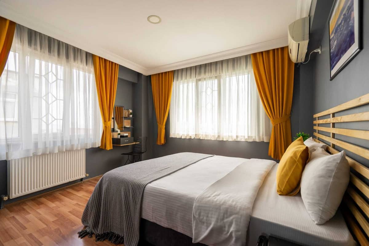 Minibar, free WiFi, bed sheets