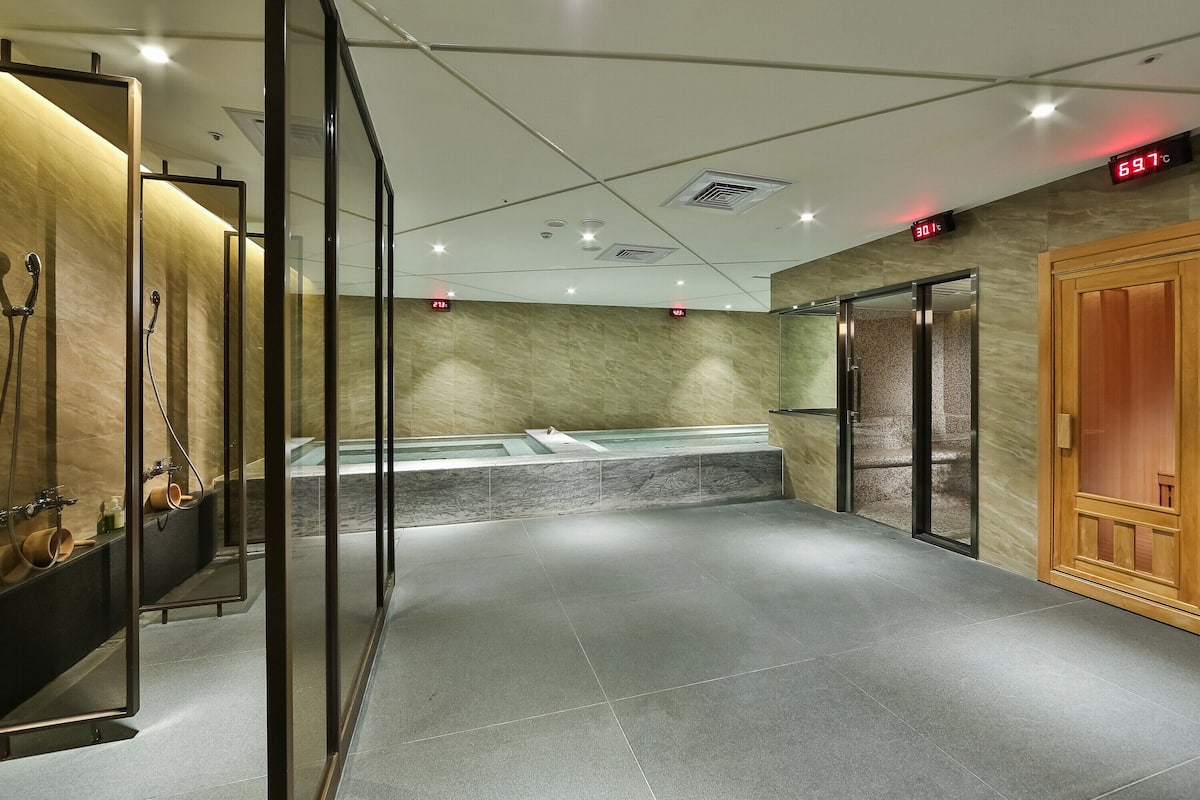 steam room