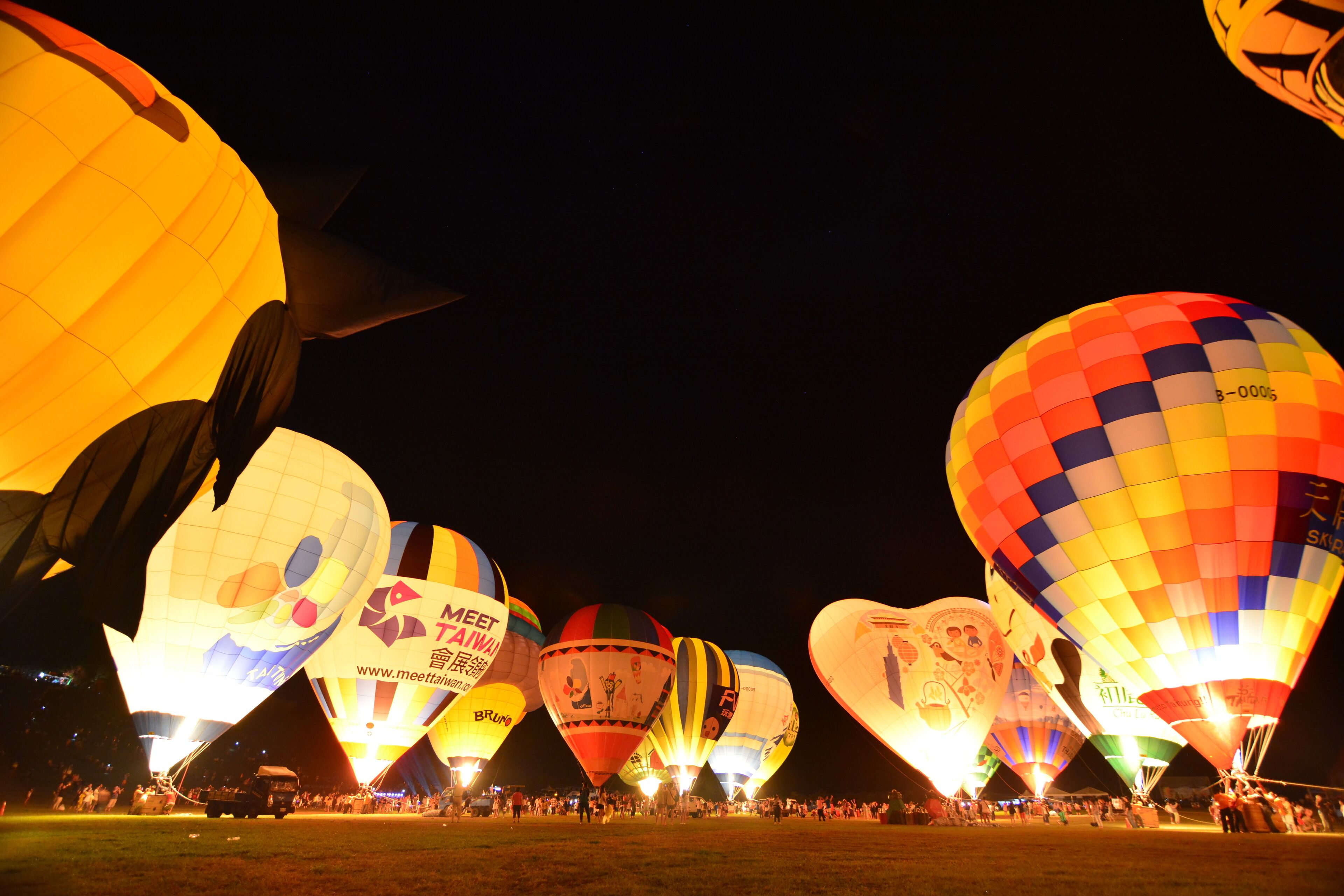 Escena nocturna con varios globos aerostáticos.