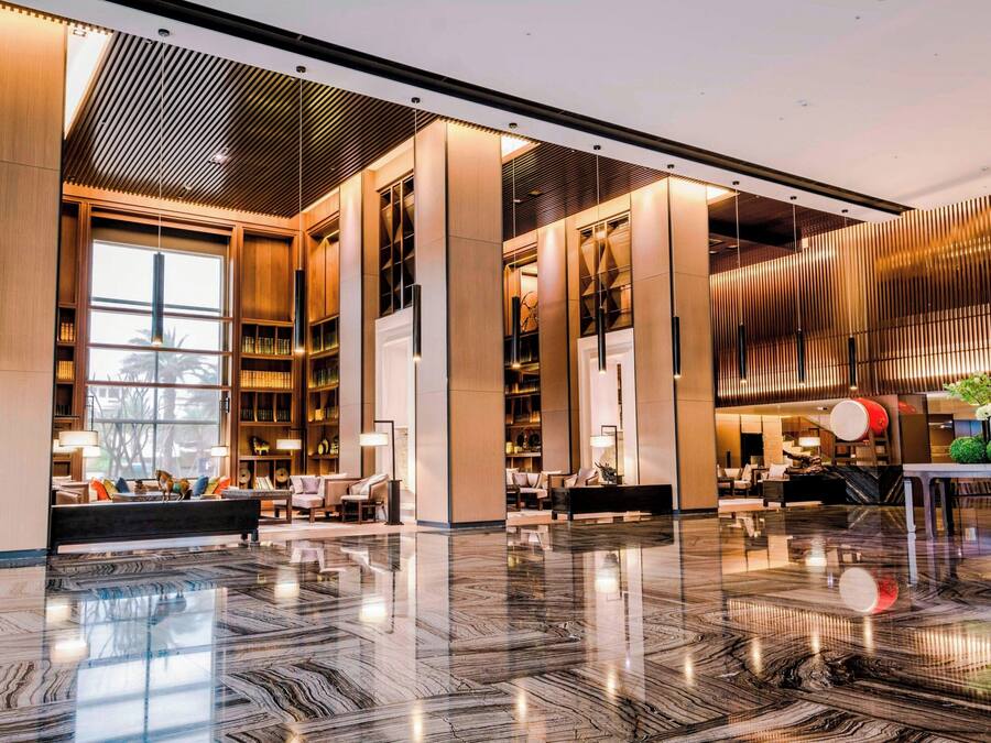 2 bars/lounges