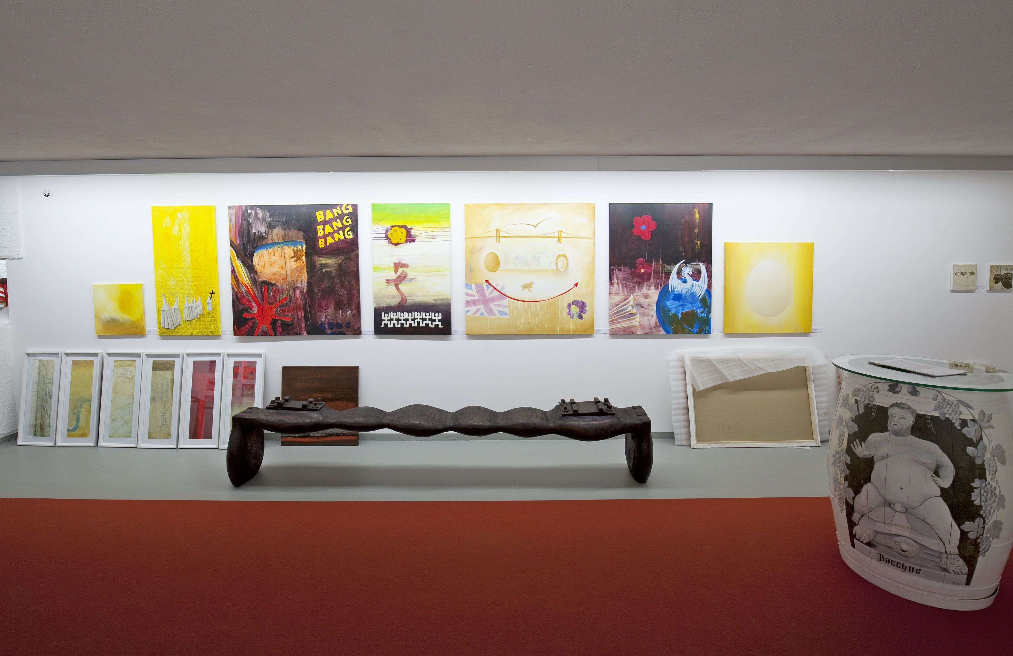 Een galerij met verschillende kunstwerken, waaronder schilderijen en beelden.
