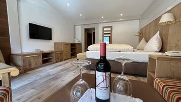 Standard-Doppelzimmer, Balkon | Wohnbereich | Flachbildfernseher
