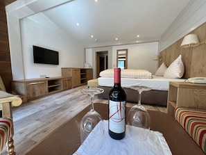 Habitación estándar doble, balcón | Zona de estar | Una televisión de pantalla plana