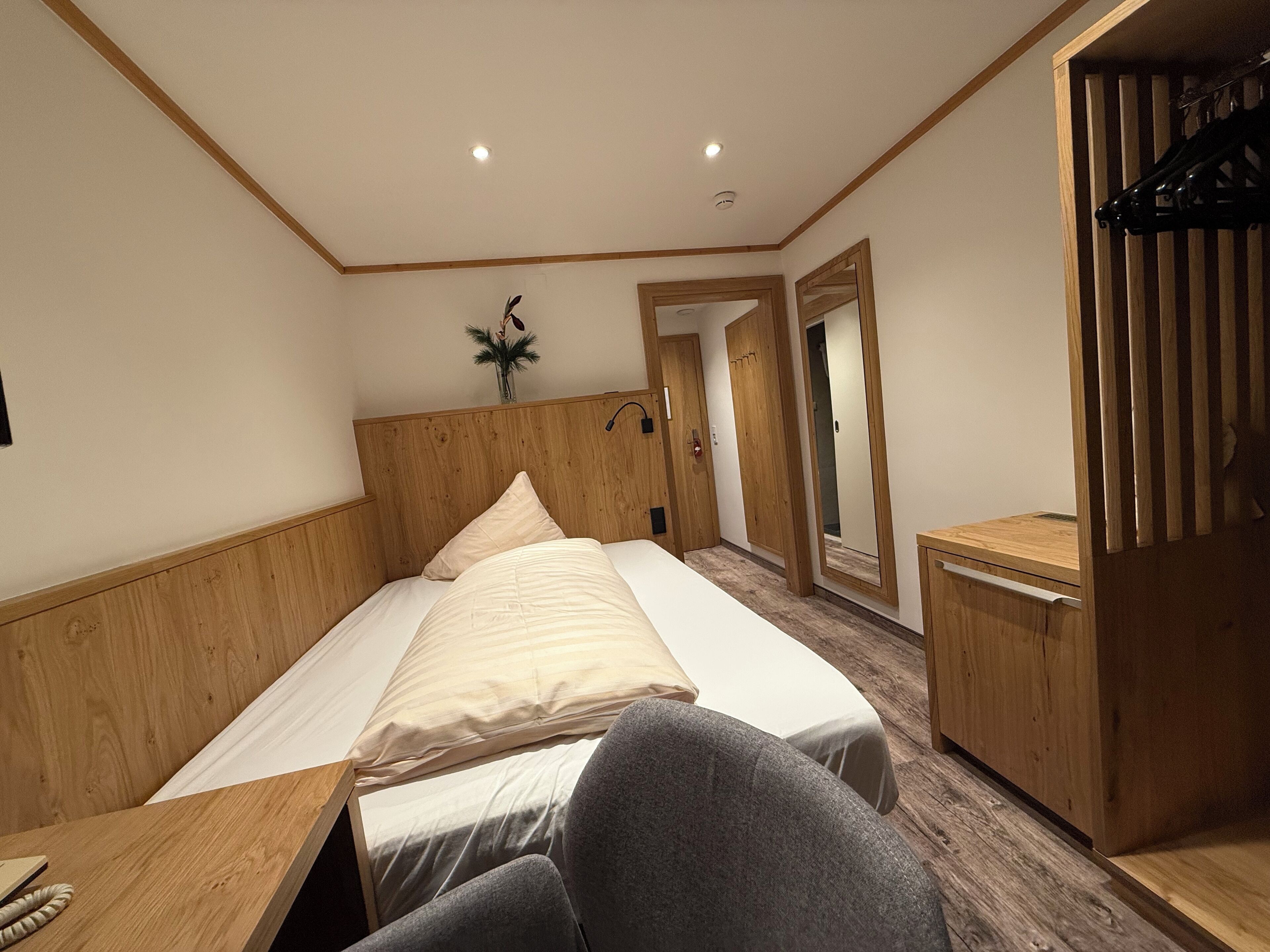 标准单人房 | 高档床上用品、客房内保险箱、办公桌、隔音