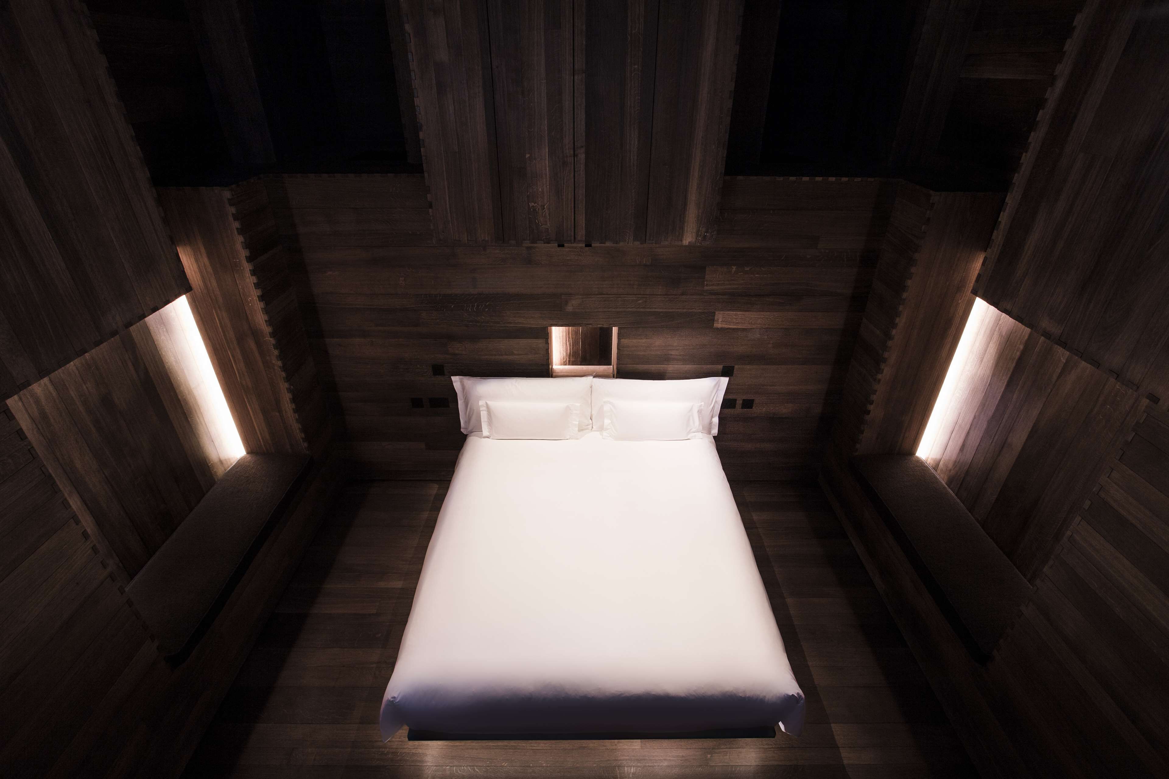 Room (Antony Gormley) | Hypo-allergenic bedding, free minibar items, in-room safe, desk