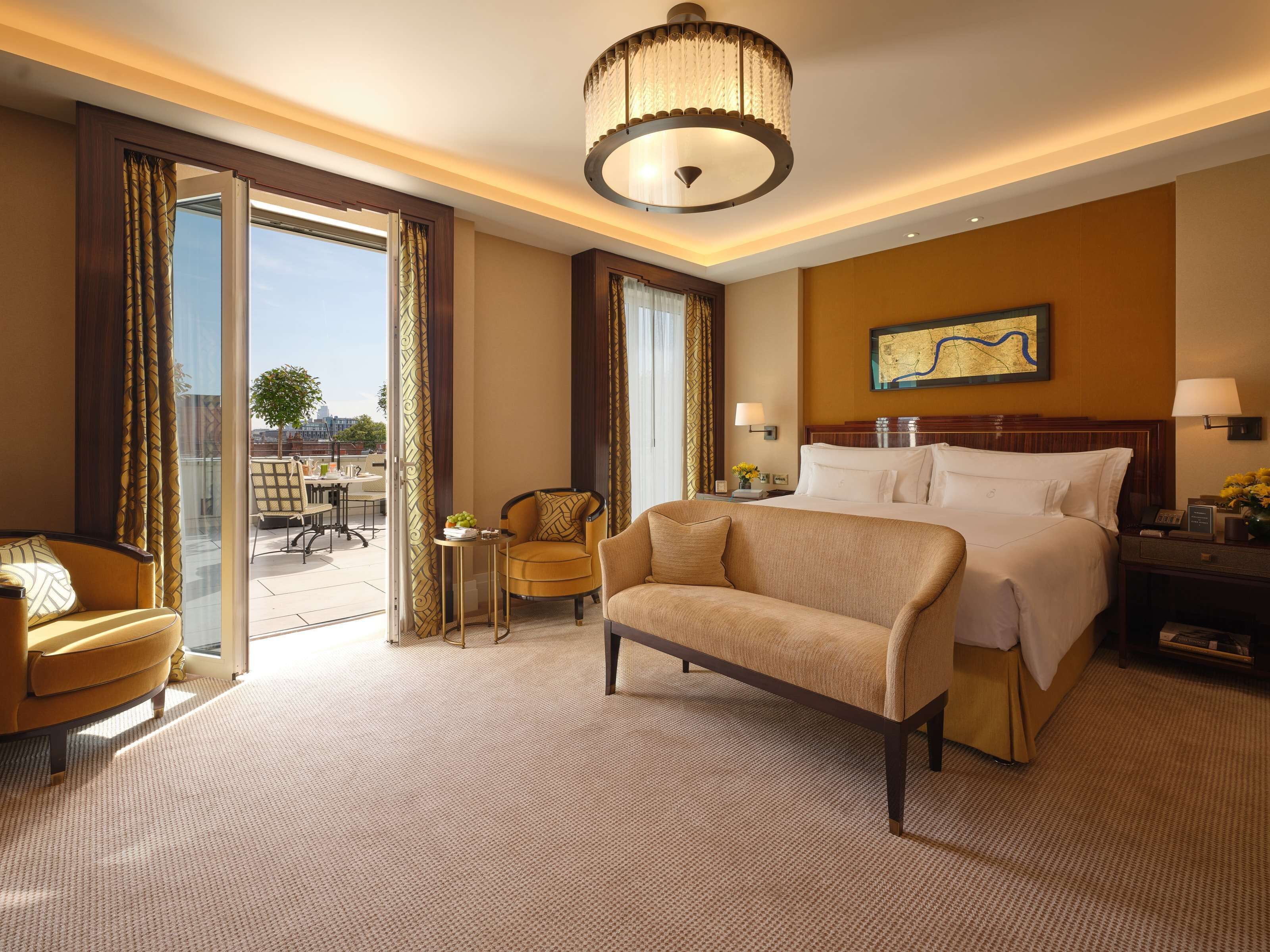 premier junior suite | 1 bedroom, hypo-allergenic bedding, free minibar items, in-room safe