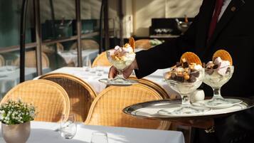 2 restaurantes; se sirven desayunos