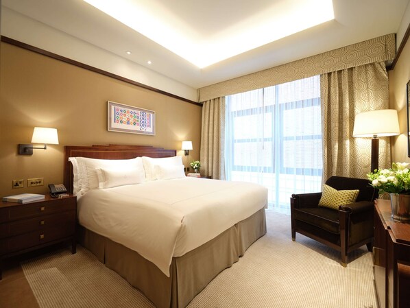 Classic Suite | Hypo-allergenic bedding, free minibar items, in-room safe, desk - The Beaumont Mayfair (London)