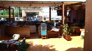 5 restaurants; breakfast, lunch, and dinner served - Argo Sea (Rhodes)