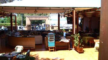 5 restaurants, breakfast served