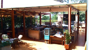 5 restaurants, breakfast served