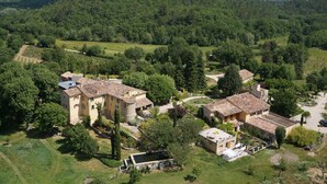 A rural estate with multiple buildings surrounded by lush greenery and a vineyard. - Une Campagne en Provence (Bras)