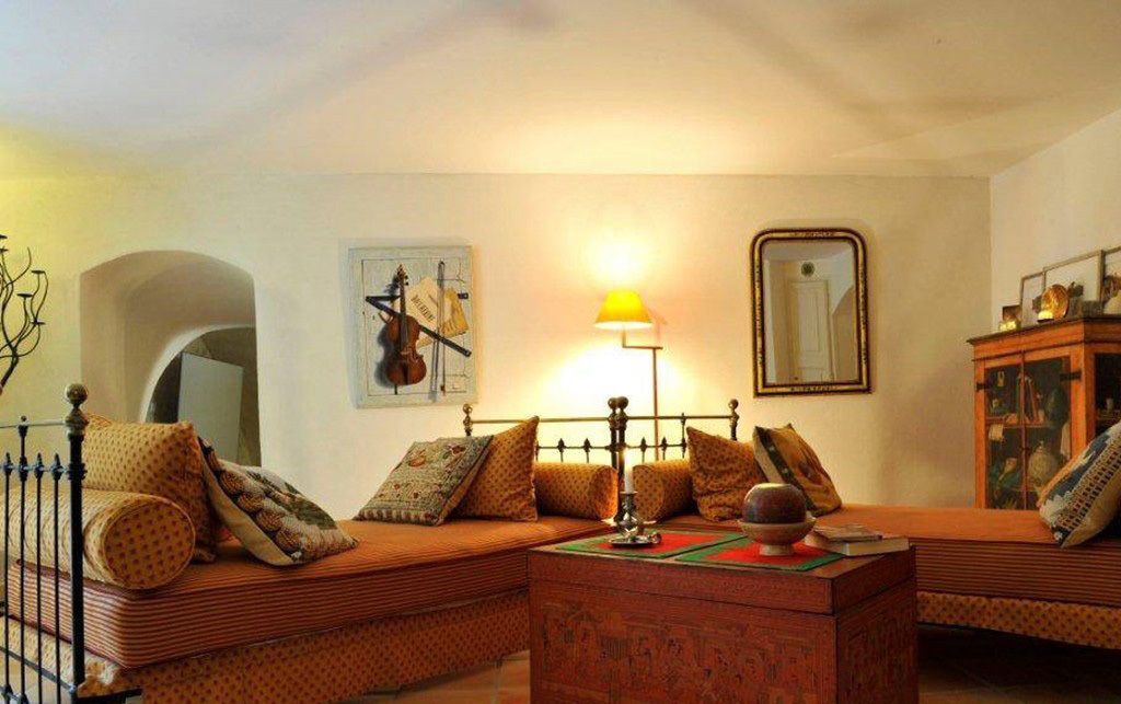 Iron/ironing board, cribs/infant beds, rollaway beds, bed sheets