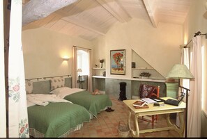 Tomannsrom – superior | Strykejern/-brett, barnesenger og ekstrasenger (mot et tillegg)