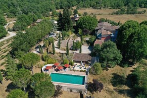 Vista frontal de la propiedad