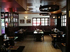 S'hi serveixen esmorzars, dinars, sopars i plats de cuina local 