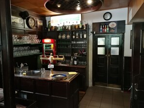 早餐，供應午餐和晚餐