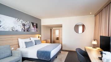 Family Triple Room | In-room safe, desk, soundproofing, iron/ironing board (on request)