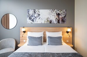 In-room safe, desk, soundproofing, iron/ironing board -  Leonardo Hotel Vienna Hauptbahnhof (Vienna)