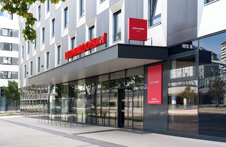 Property entrance. Leonardo Hotel Vienna Hauptbahnhof