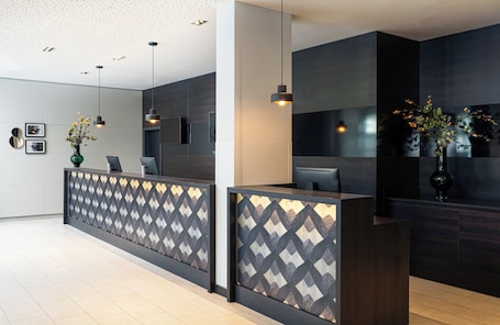 Reception. Leonardo Hotel Vienna Hauptbahnhof
