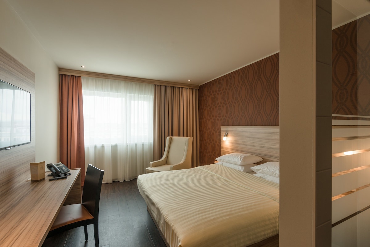 In-room safe, desk, soundproofing, iron/ironing board (on request)