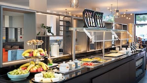 Un buffet proposant une variété de plats et une sélection de vins.