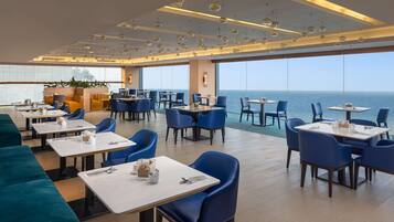 Tägliches Frühstücksbuffet (11 USD pro Person)