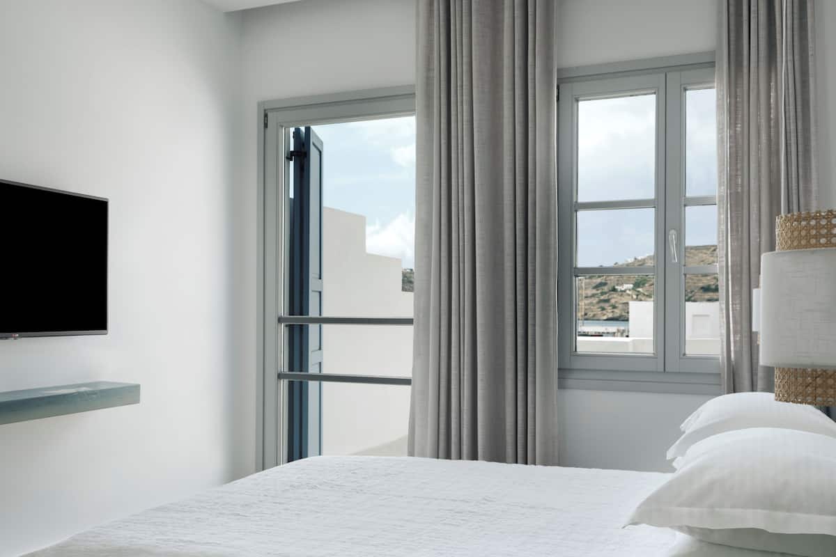 Chambre Triple, vue mer | 1 chambre, bureau, chambres insonorisées, fer et planche à repasser