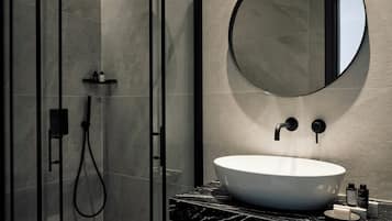 Habitación triple | Baño | Ducha, artículos de higiene personal gratuitos y secador de pelo