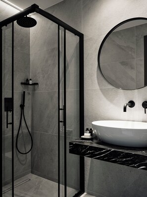 Habitación doble | Baño | Ducha, artículos de higiene personal gratuitos y secador de pelo