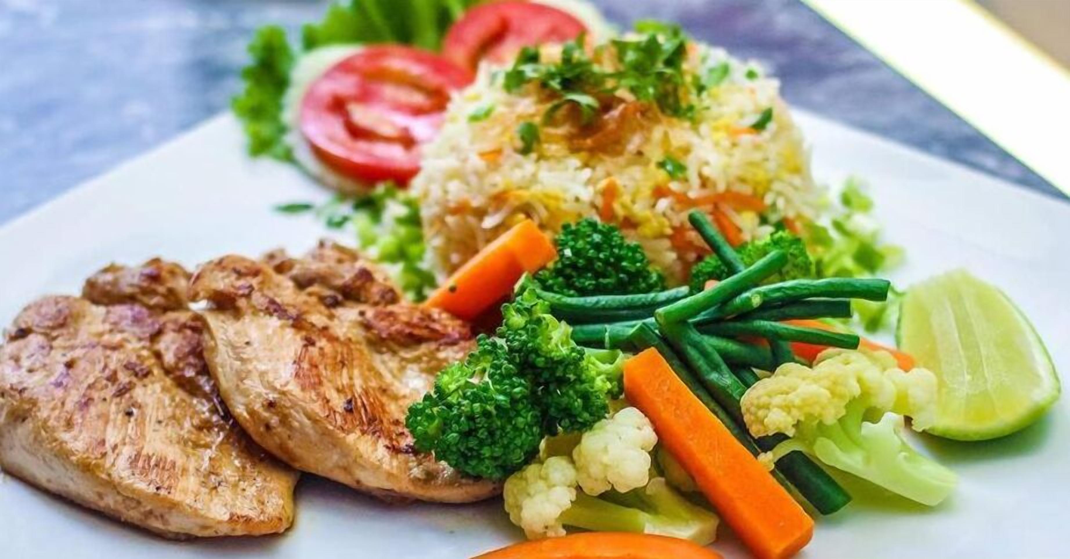 Serveert ontbijt, lunch, diner, internationale gerechten 