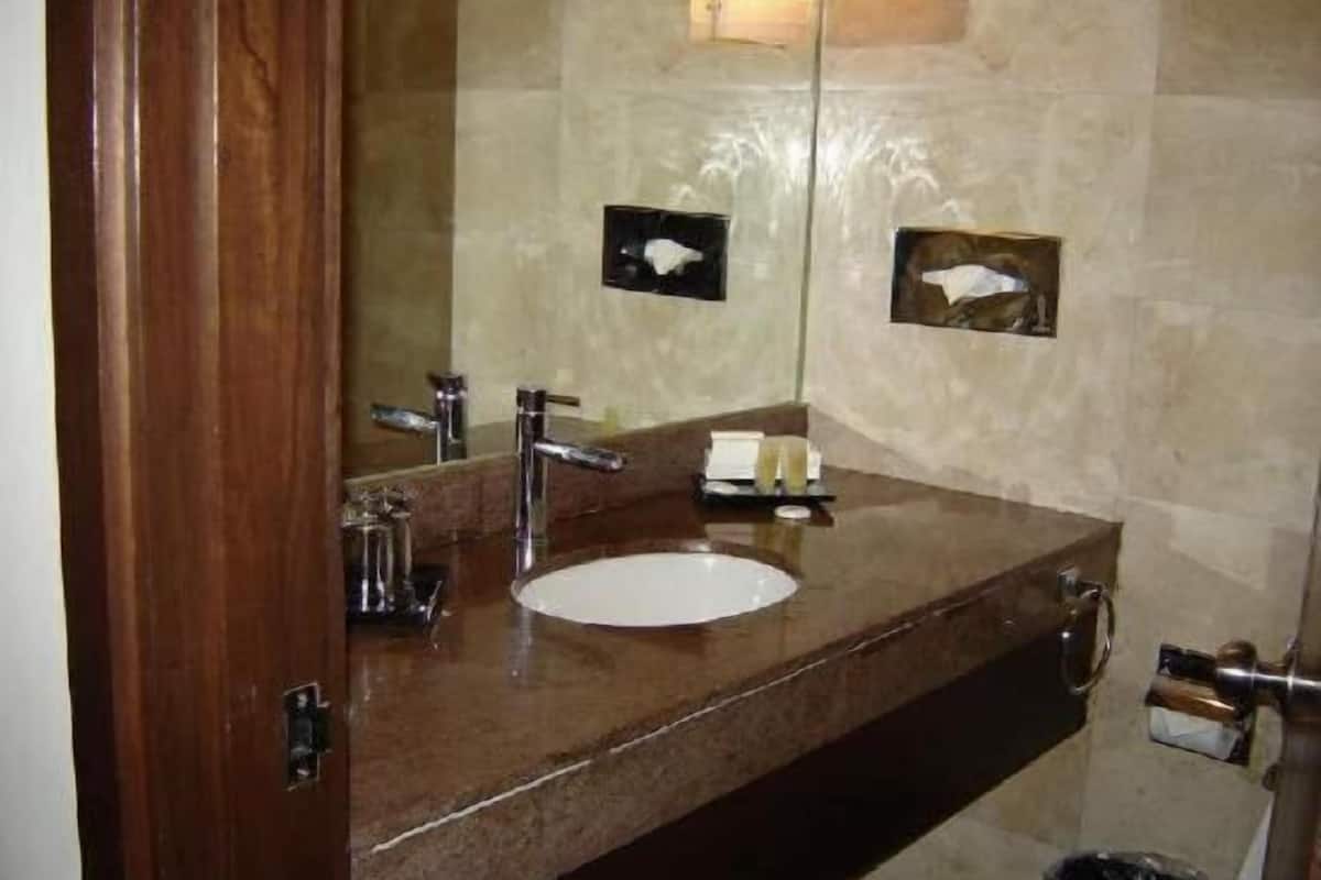 combined shower/bathtub, rainfall showerhead, designer toiletries