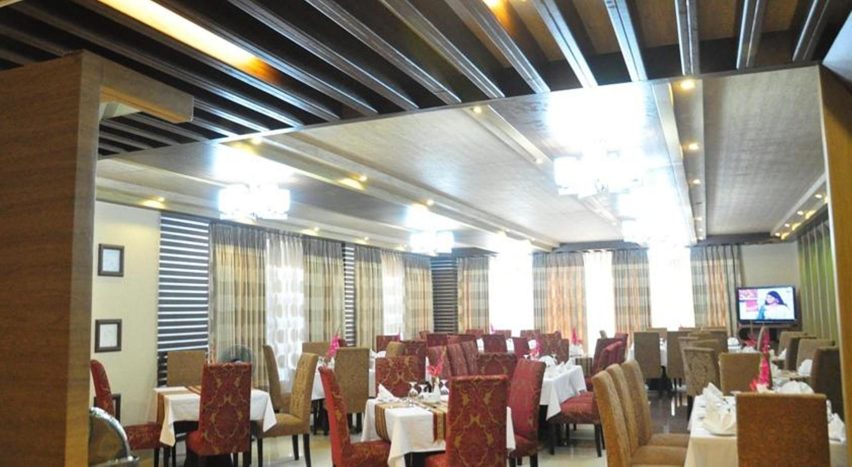 breakfast, lunch, dinner served; international cuisine